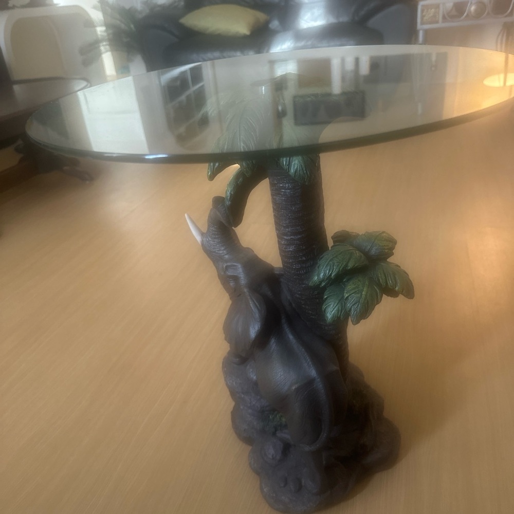 TUSCANO 30” ROUND GLASS SIDE TABL WITH ELEPHANT TROPICAL RESIN BASE ( NOVELTY)